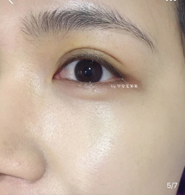 化妆必不可少的是粉底液,化妆一分钟就能出门