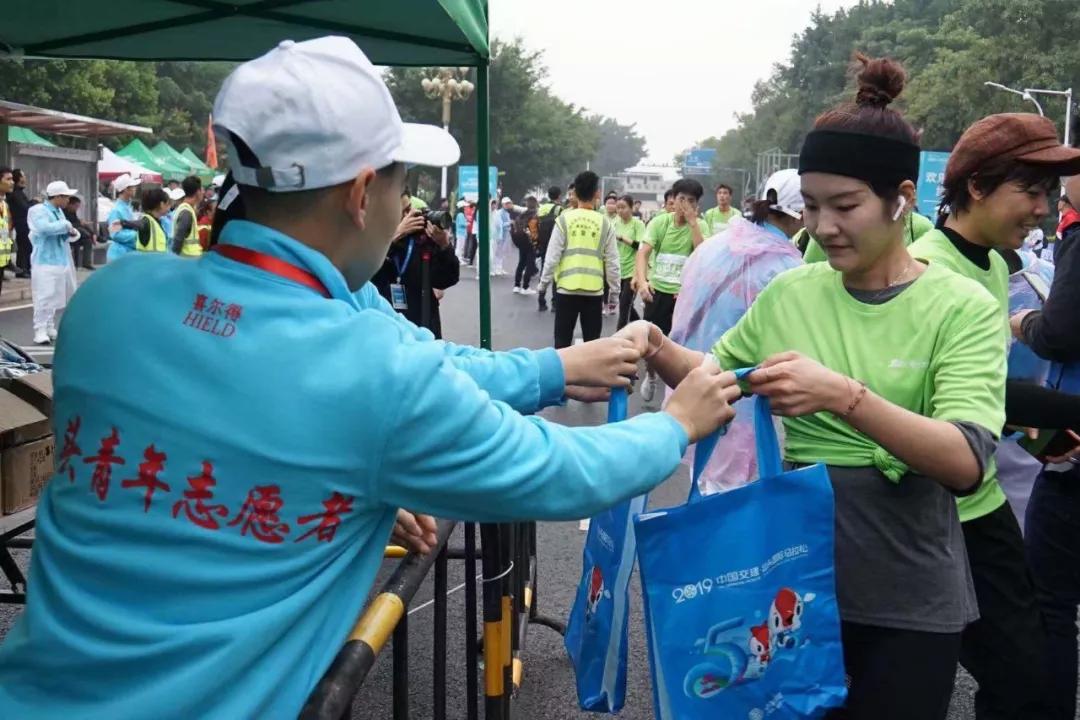 在街头当志愿者,凌晨四点出门当志愿者