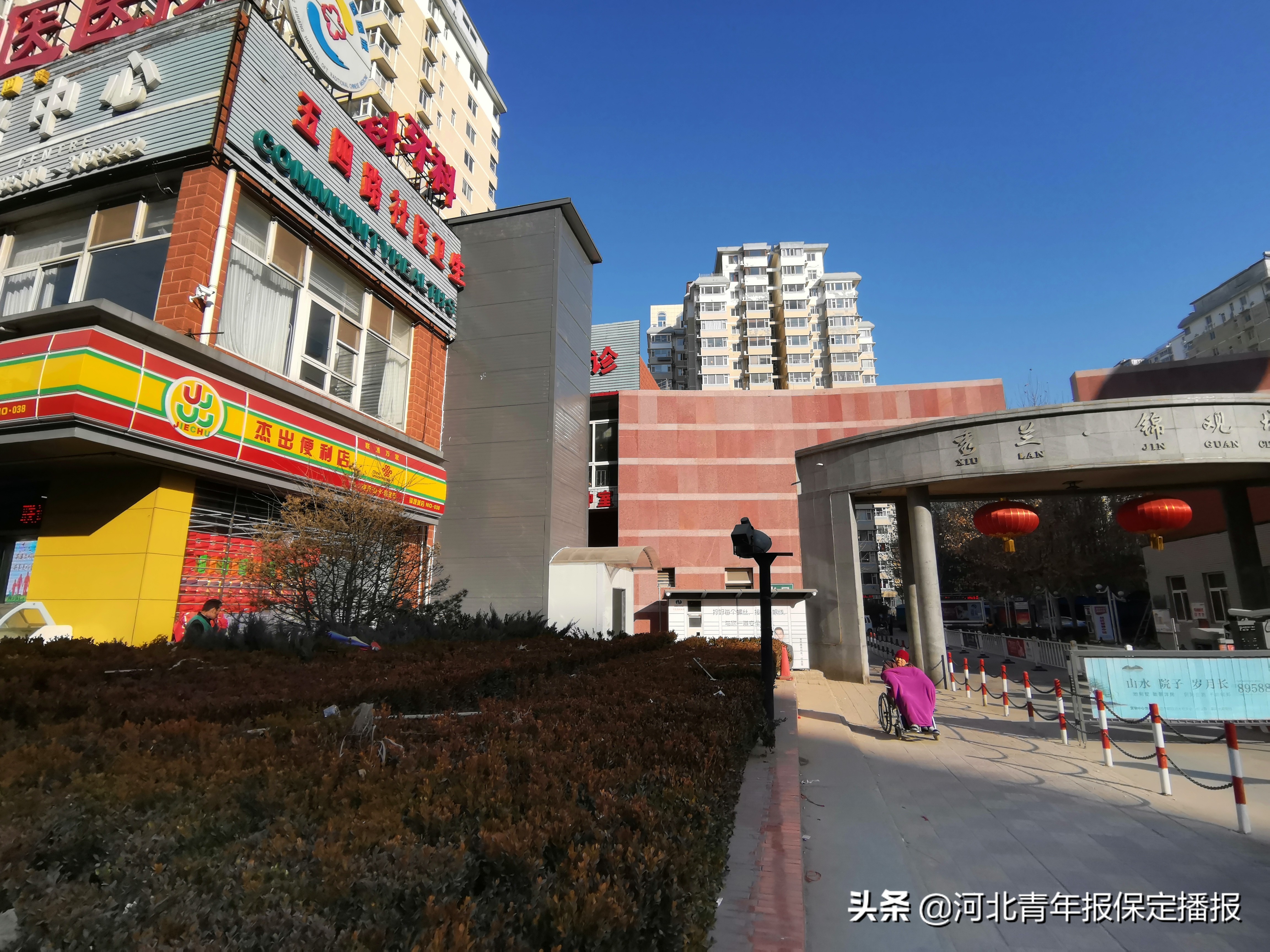 保定一医院在居民小区前布设外挂电梯，附近居民怀疑其为违章搭建