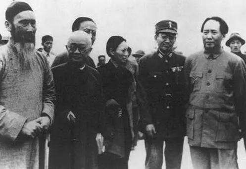 他曾与蒋介石交往密切,退出*产党共**后却被誉为“和平老人”