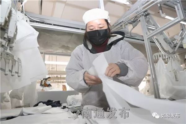 如皋九鼎服装复工率百分百！首批1500件防护服已发往武汉等地！