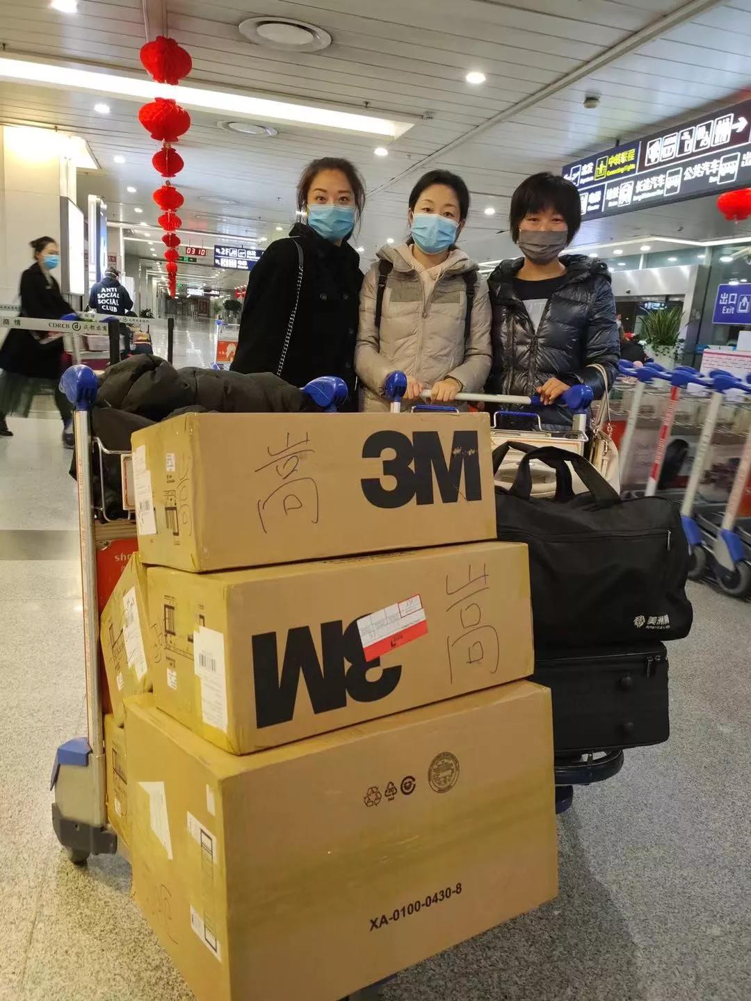 四川导游组成爱心联盟全球扫货,“人肉”带回上万抗疫物资捐赠