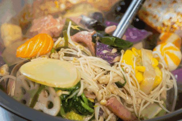 北京卖麻辣拌一年赚多少钱,走红的东北大姐摆摊麻辣烫