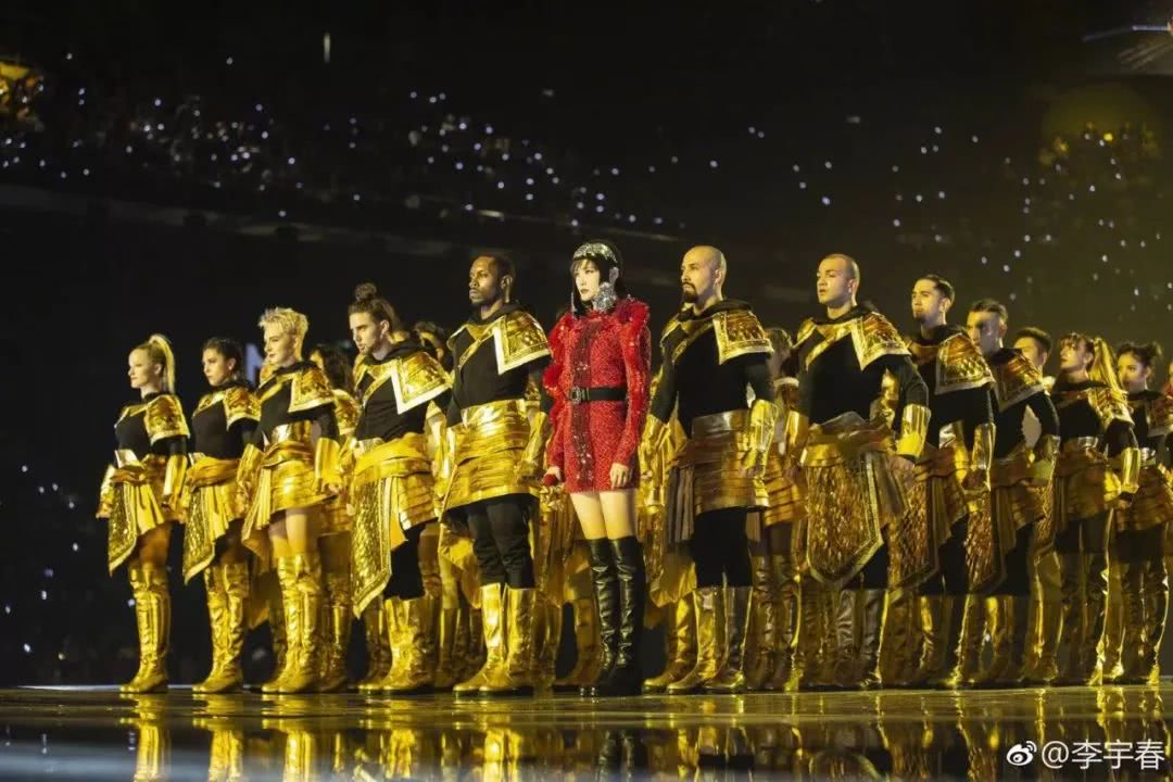 春晚的李谷一跨年的李宇春,李谷一李宇春串烧