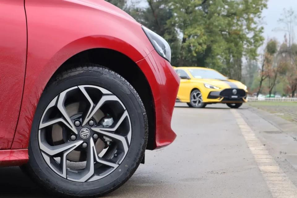 试驾名爵mg5手动挡红色,试驾名爵mg1.5