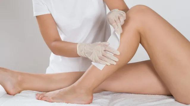 冬天腿上起白皮屑是怎么回事,冬天裤子上很多白色皮屑怎么去除