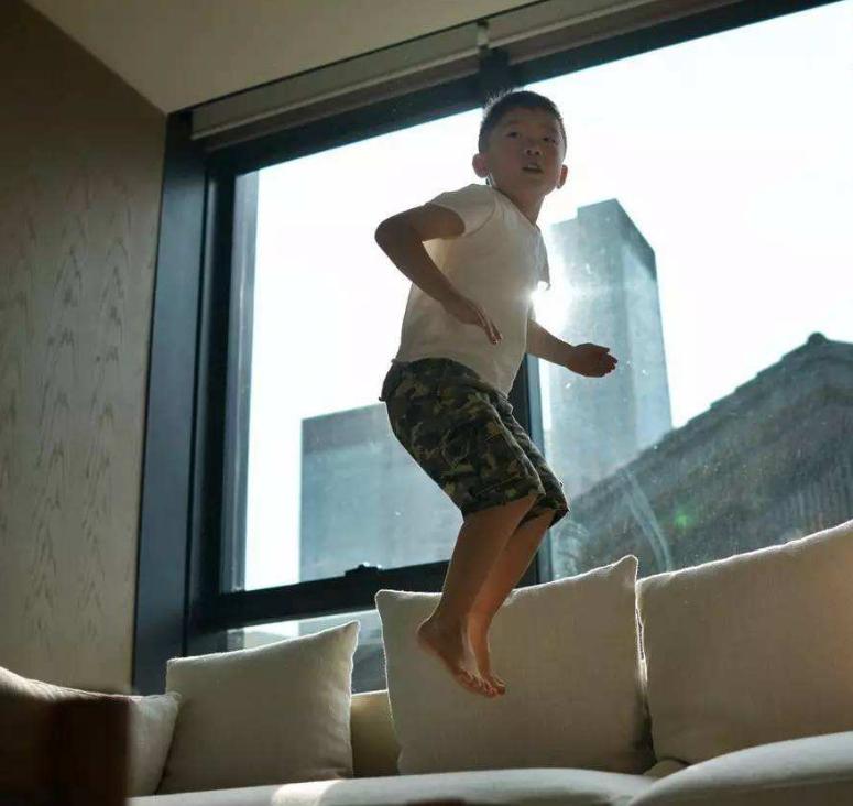 2岁外孙误食502胶水，姥姥的聪明做法，连医生也为她点赞