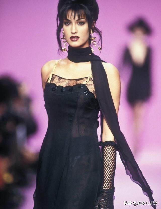 她是天神Naomi心中的bestwalker,身材比例完美被赞“小腰精”