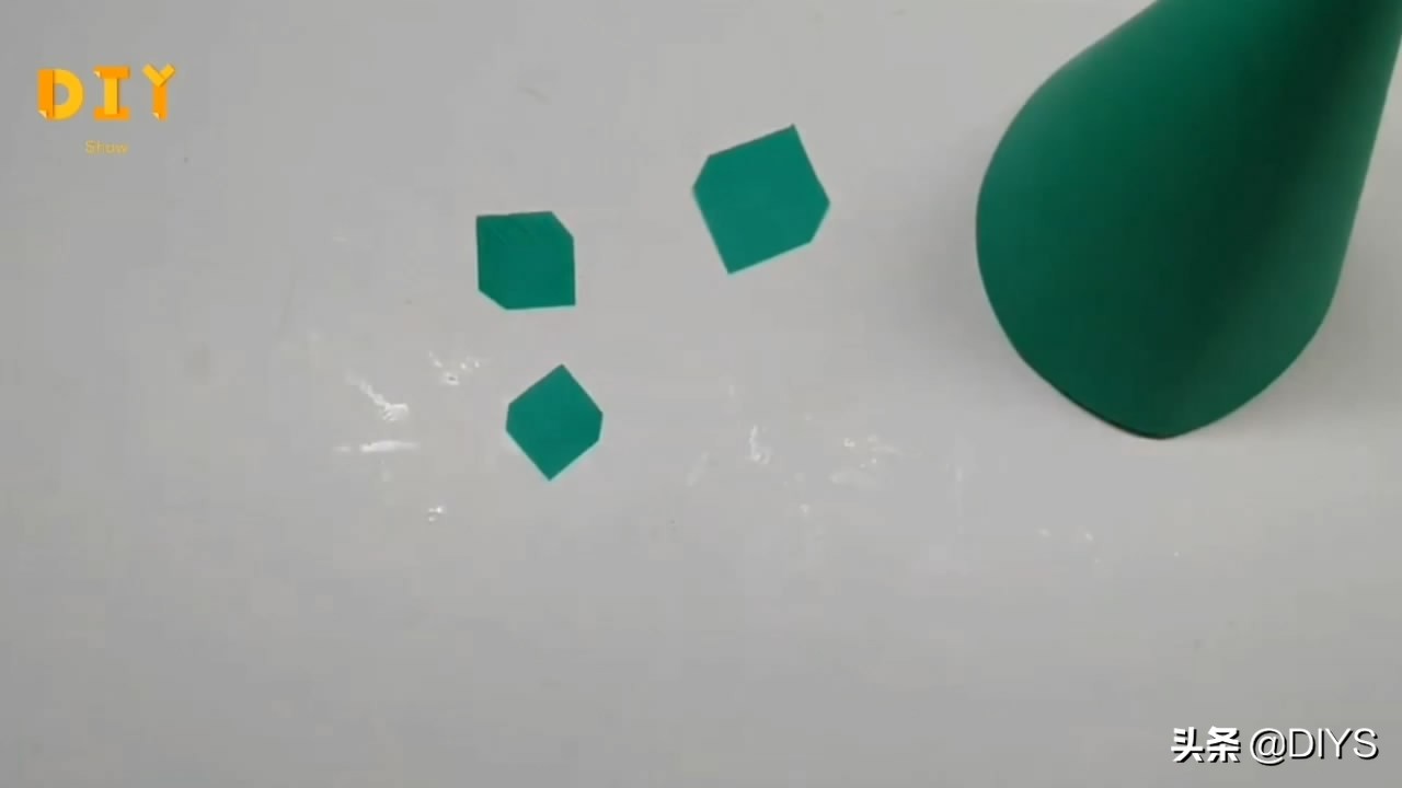 手工圣诞树剪纸制作幼儿园,四个圣诞树连在一起剪纸教程