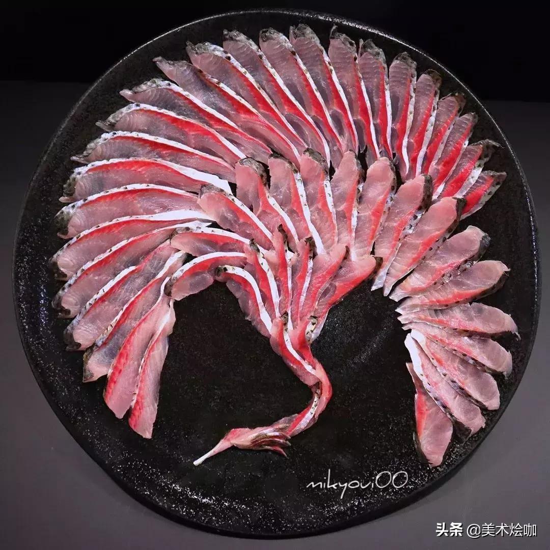 这是家里有矿吗,用三文鱼作画也能美到爆