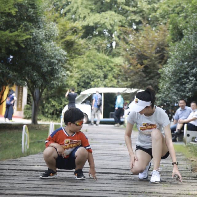 唐一菲带儿子综艺,唐一菲近期和孩子照片