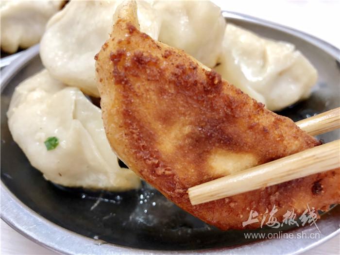 沙富生煎锅贴大王排长队也要吃的锅贴米道好