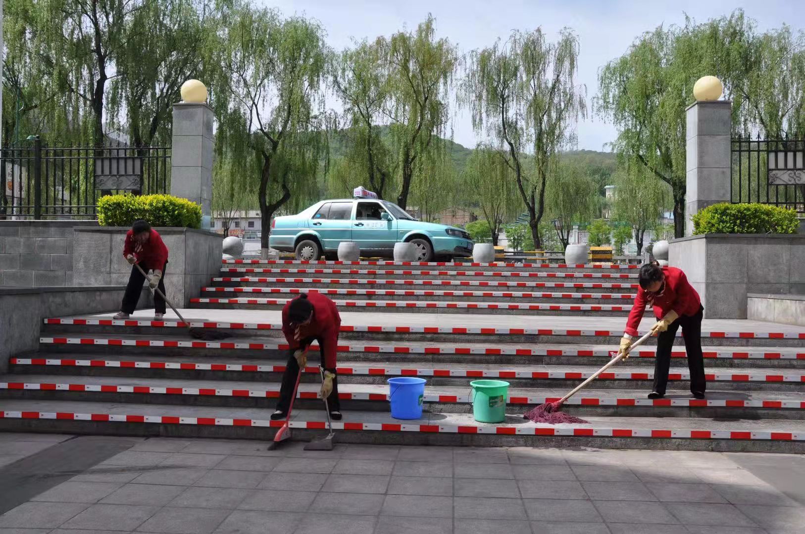 立足岗位服务大局,立足岗位为群众排忧解难