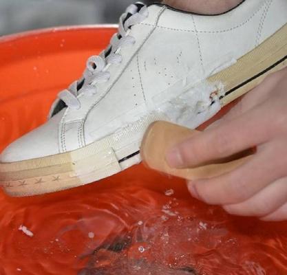 鞋子边缘脏了怎么变白,鞋子白边变黄了怎么清理