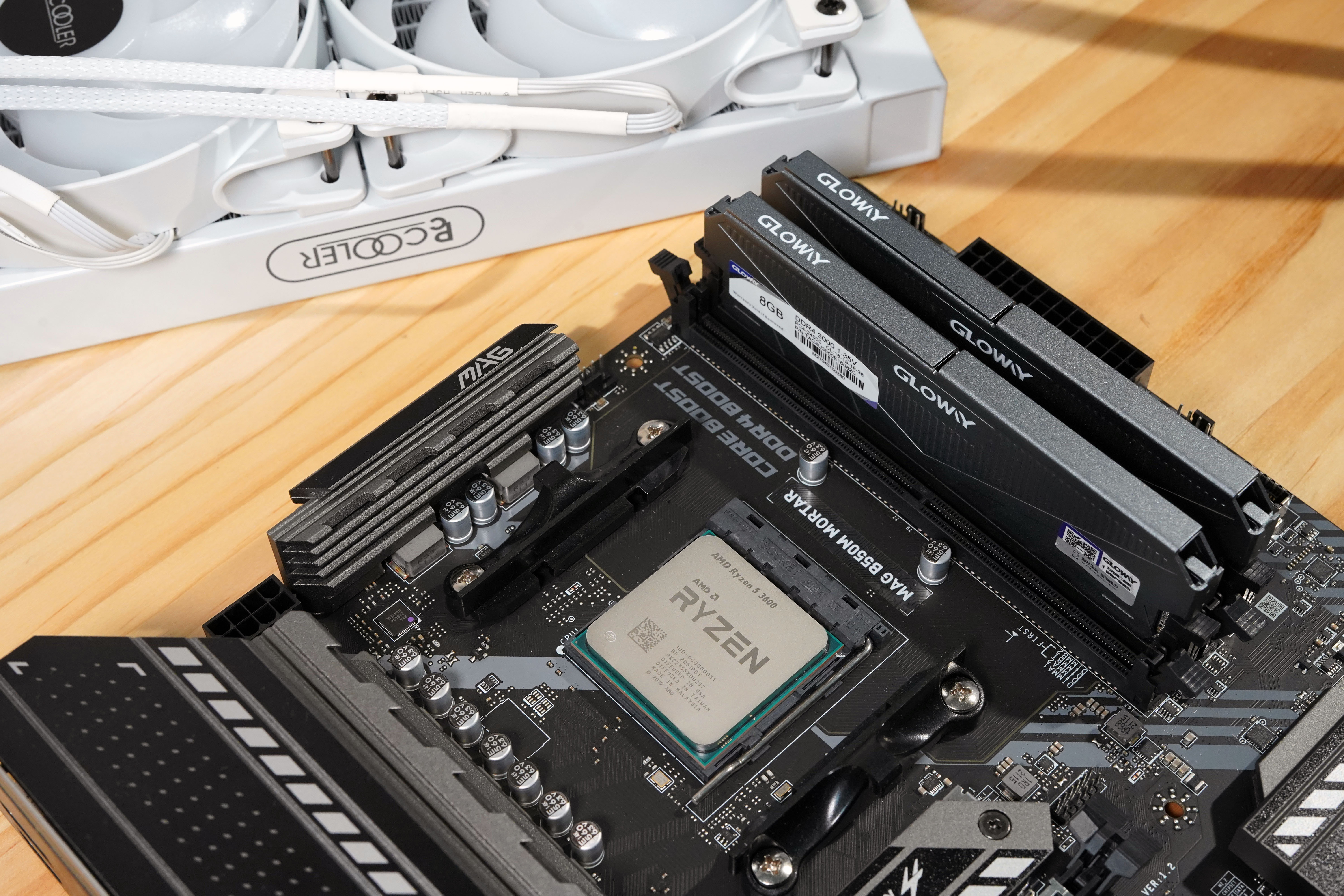 超频三白色光域机箱散热怎么样,超频3光愈2机箱测评