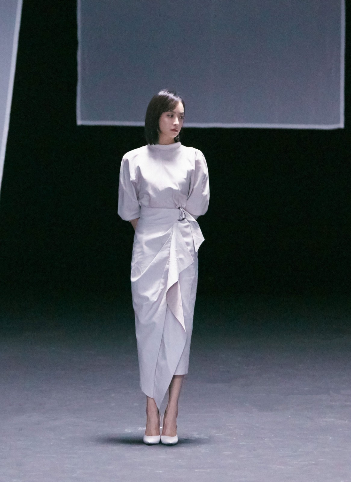 宋茜最新韩国之旅，短毛衣加橘色阔腿裤亮相，演绎都市女性风尚