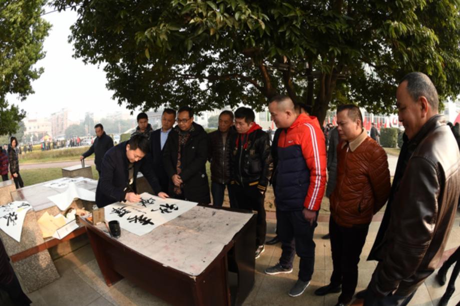 广元市老城小西街嘉陵广场,看看广场有多热闹