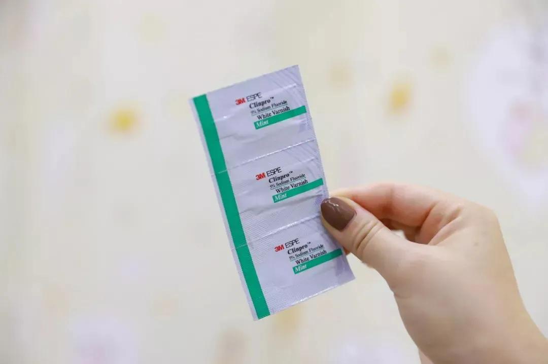 牙科医生检查小朋友口腔,口腔门诊免费窝沟封闭申请