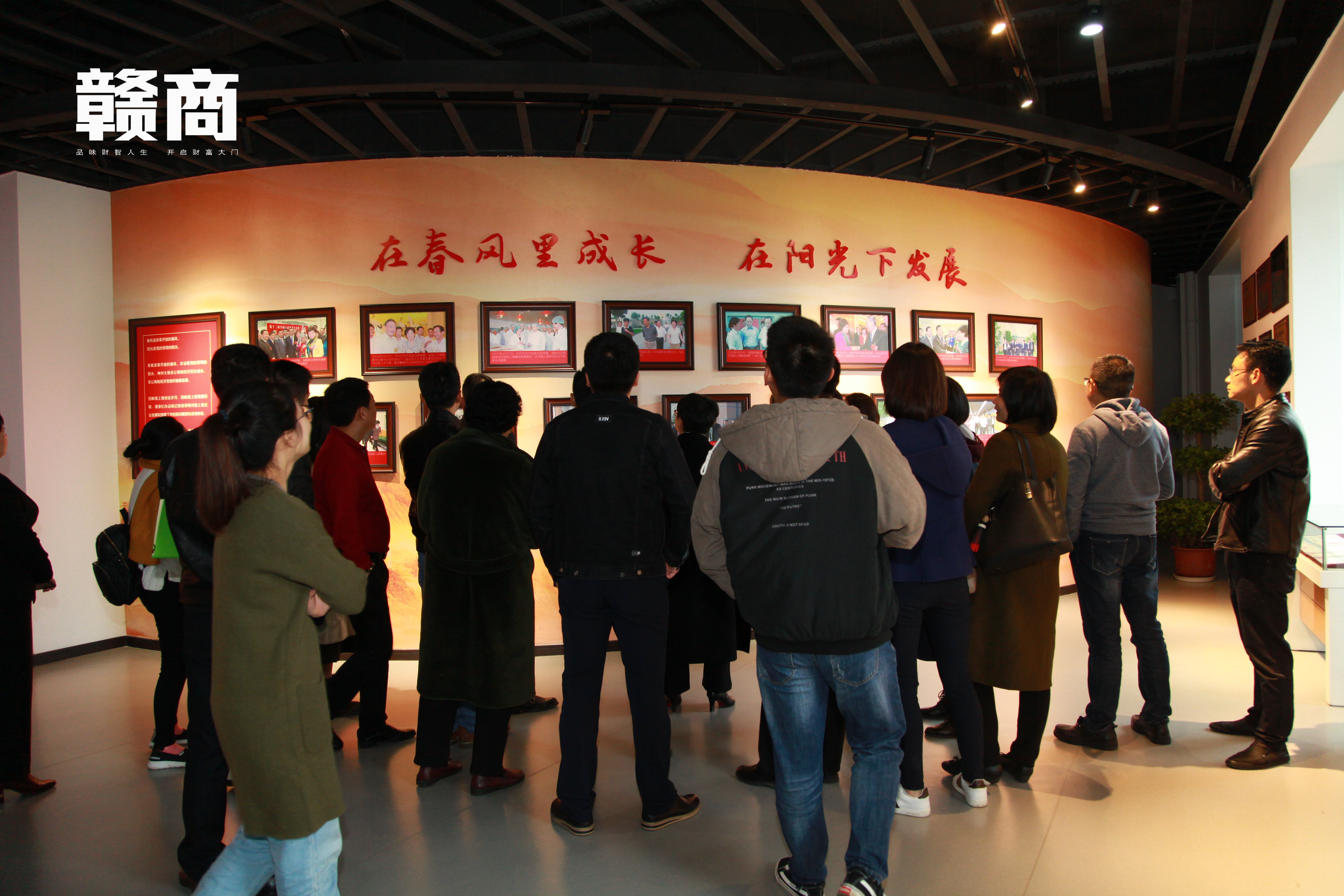 游学季成员到煌上煌集团总部后，“煌亲”都按捺不住内心的狂欢了