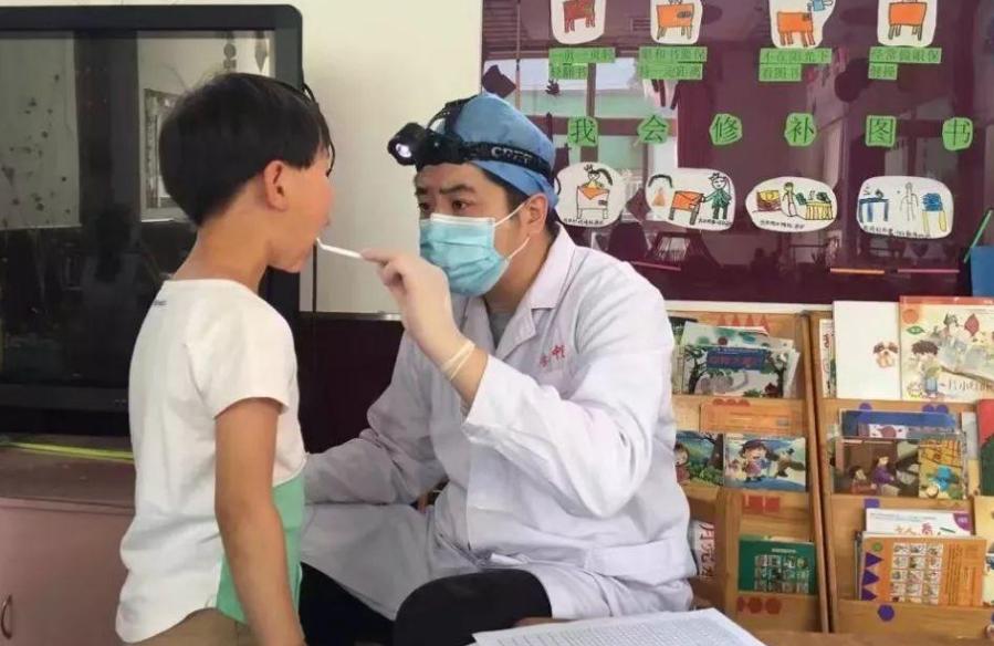 4岁儿子误吃砂炮，本科妈妈一招救了孩子，医生：有知识真好