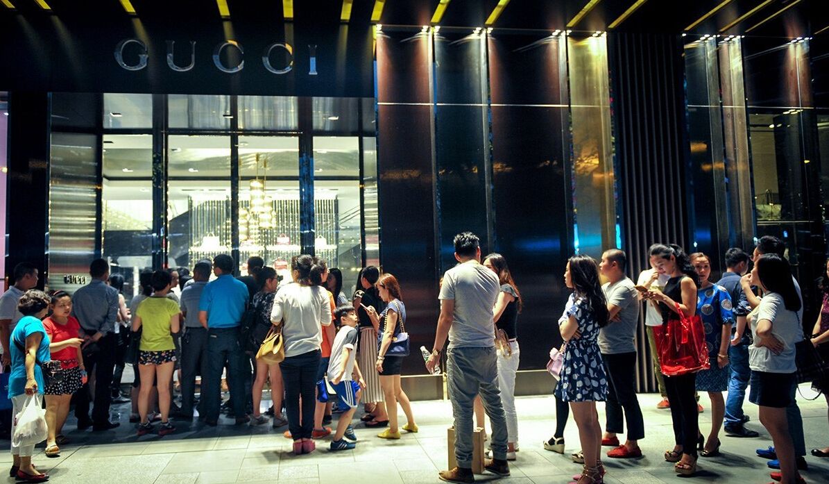 奢侈品在中国销量锐减,奢侈品为什么越卖不出去越涨价