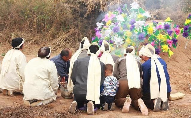 雨打墓辈辈富是迷信吗,雨打墓辈辈富怎么解释