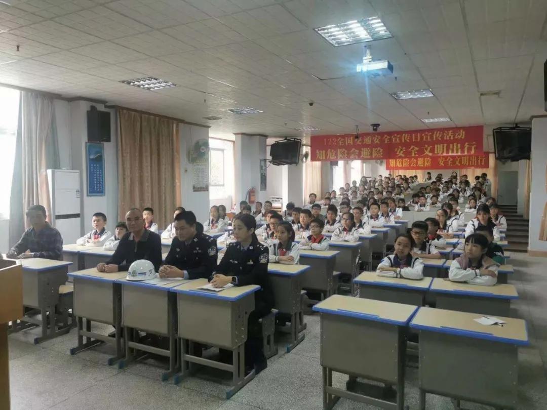 警花带你学交规哪4个时间要记住,警花带你学交规上学请走斑马线