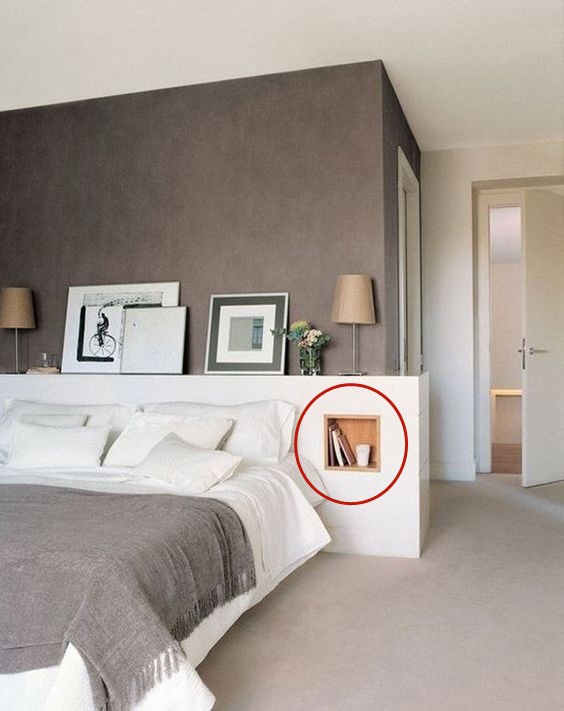 床边超窄夹缝加高床头柜,床头做半高隔断柜