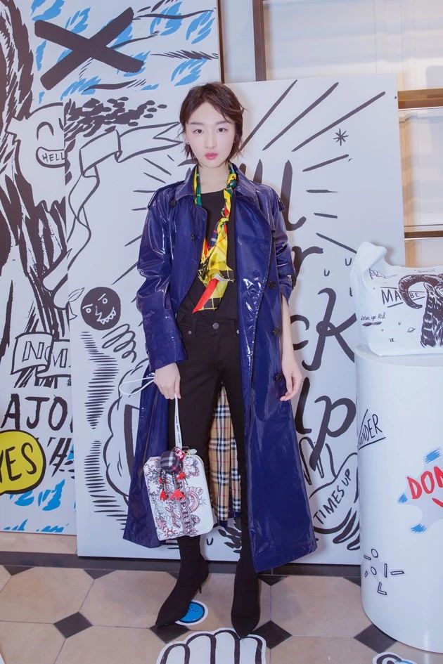 美丽的丝巾搭配耐看型丝巾新花样,丝巾搭配技巧让你秒变时尚达人