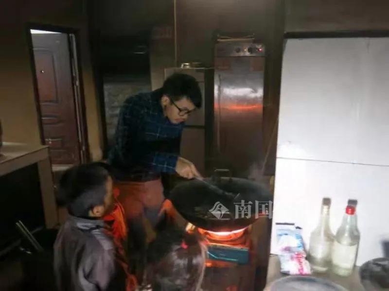 给学生买卫生巾上生理课的男老师在快手上火了！他说：广西山区孩子还需这些东西