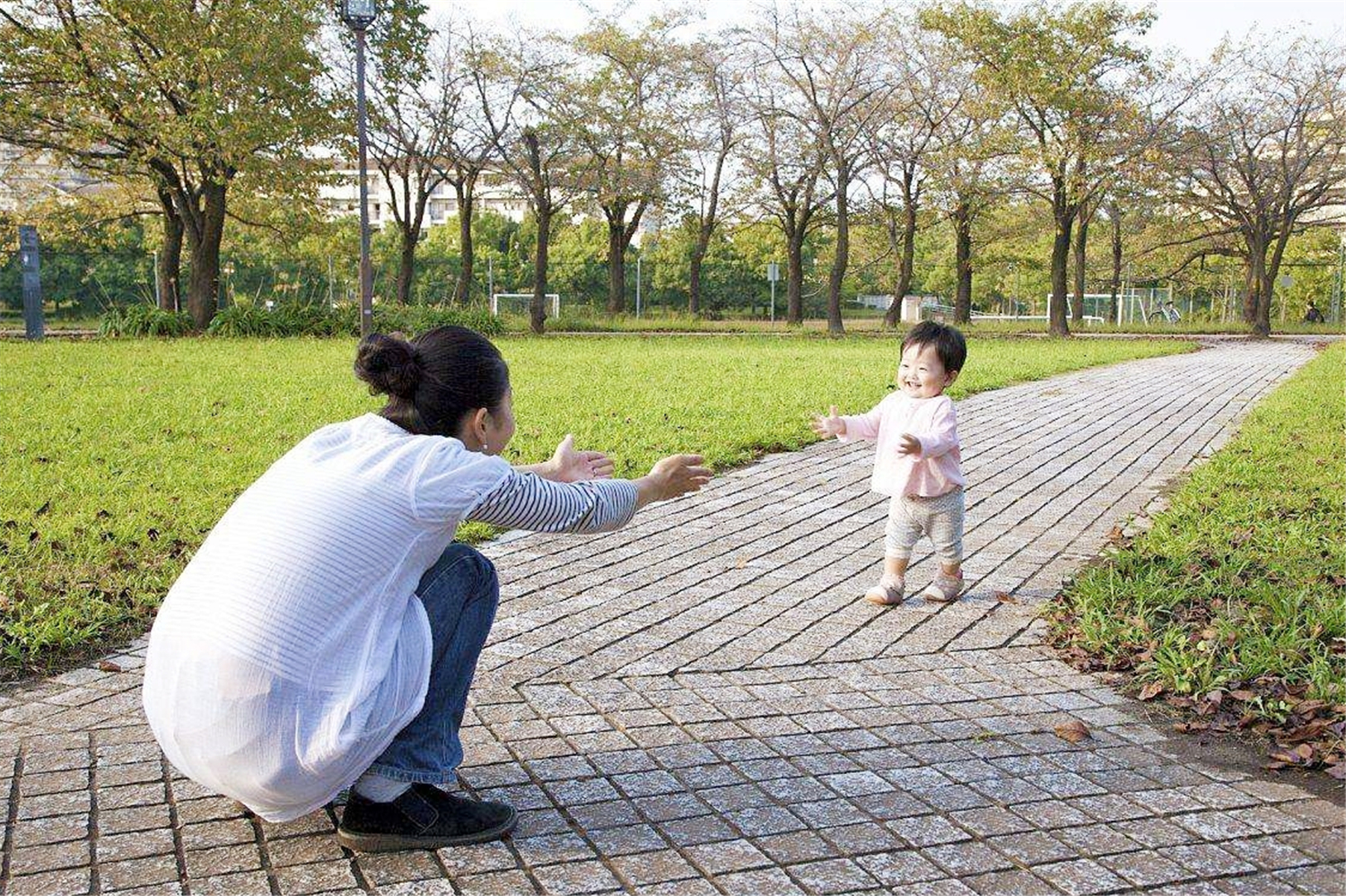 3岁宝宝认人只要妈妈抱怎么办,三月龄宝宝不跟其他人