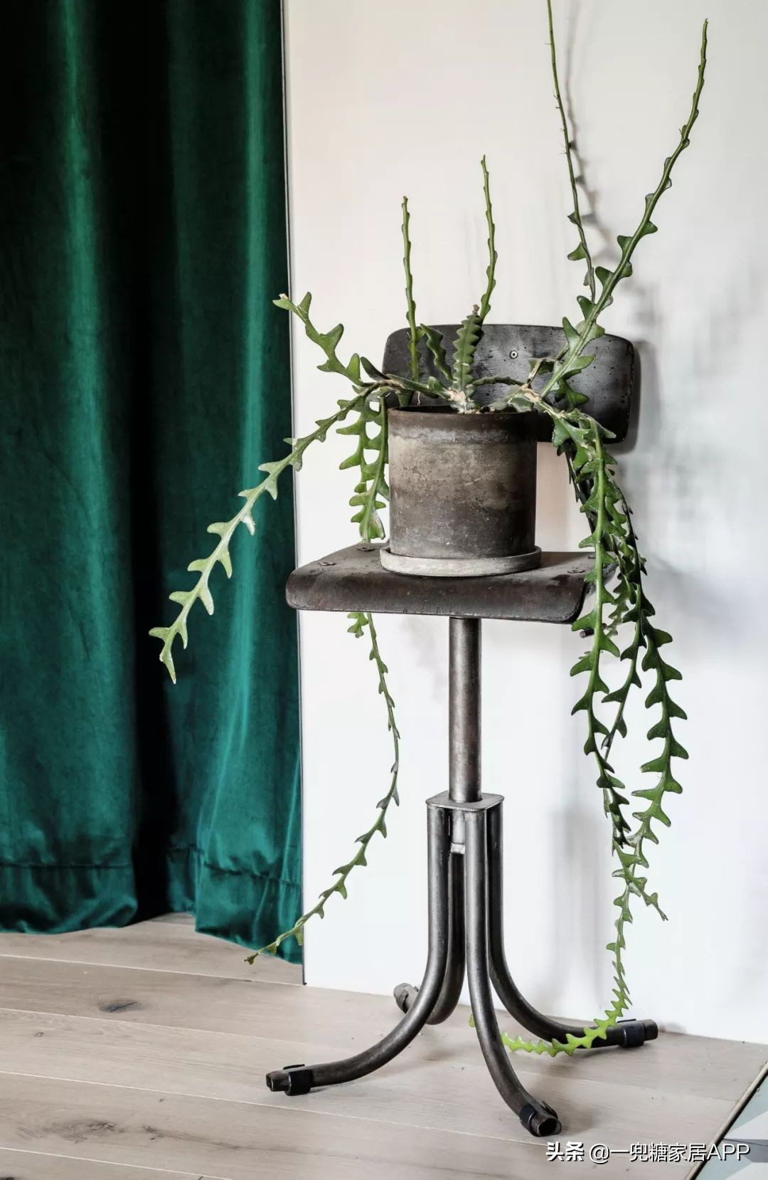 黑色直纹橱柜装修效果图,入门玄关橱柜效果图