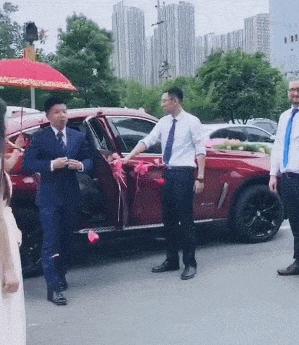 穿恨天高坐地铁的社死现场,两位男士都不忍看这次“崴脚表演”