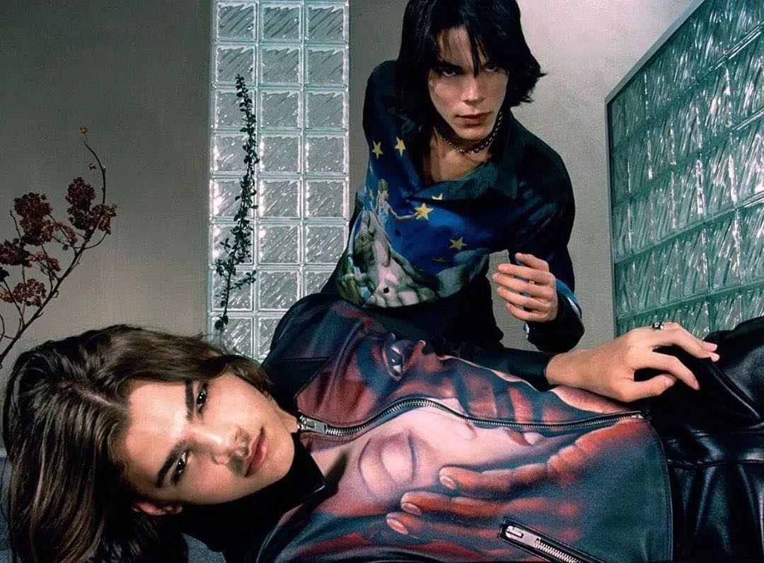 快成主流的“亚逼”，是一个___词？