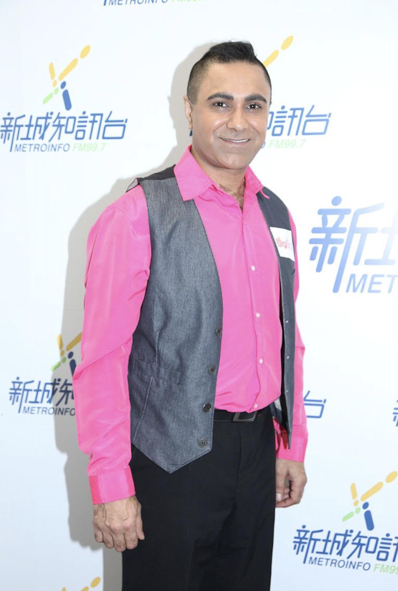 51岁乔宝宝如愿返港工作，胡子全白略显老，移居英国一年发福明显