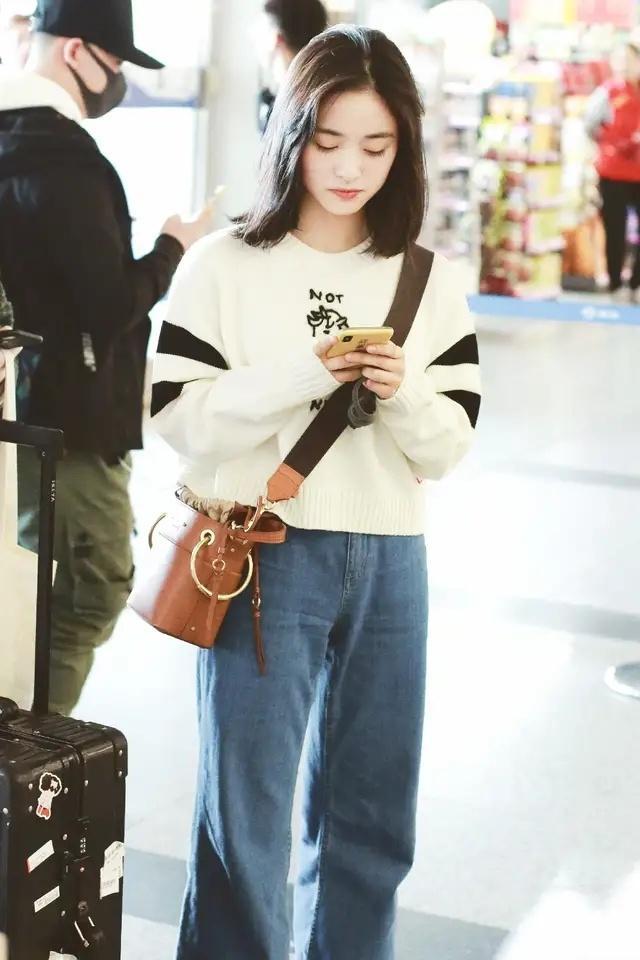 沈月换装秀,沈月扎双马尾的照片