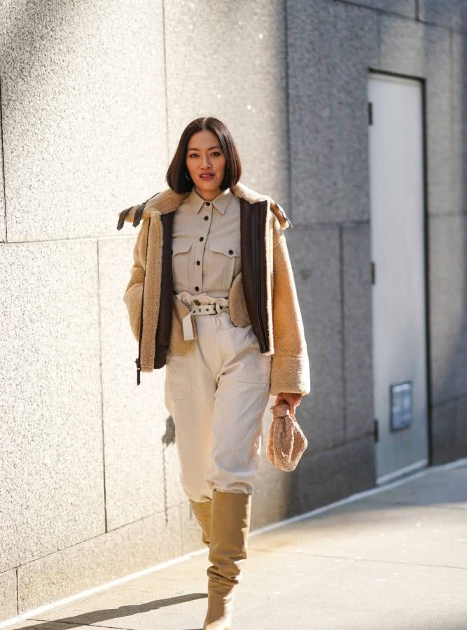 宽松裤子塞到靴子里的穿搭,最时髦的裤子配靴子