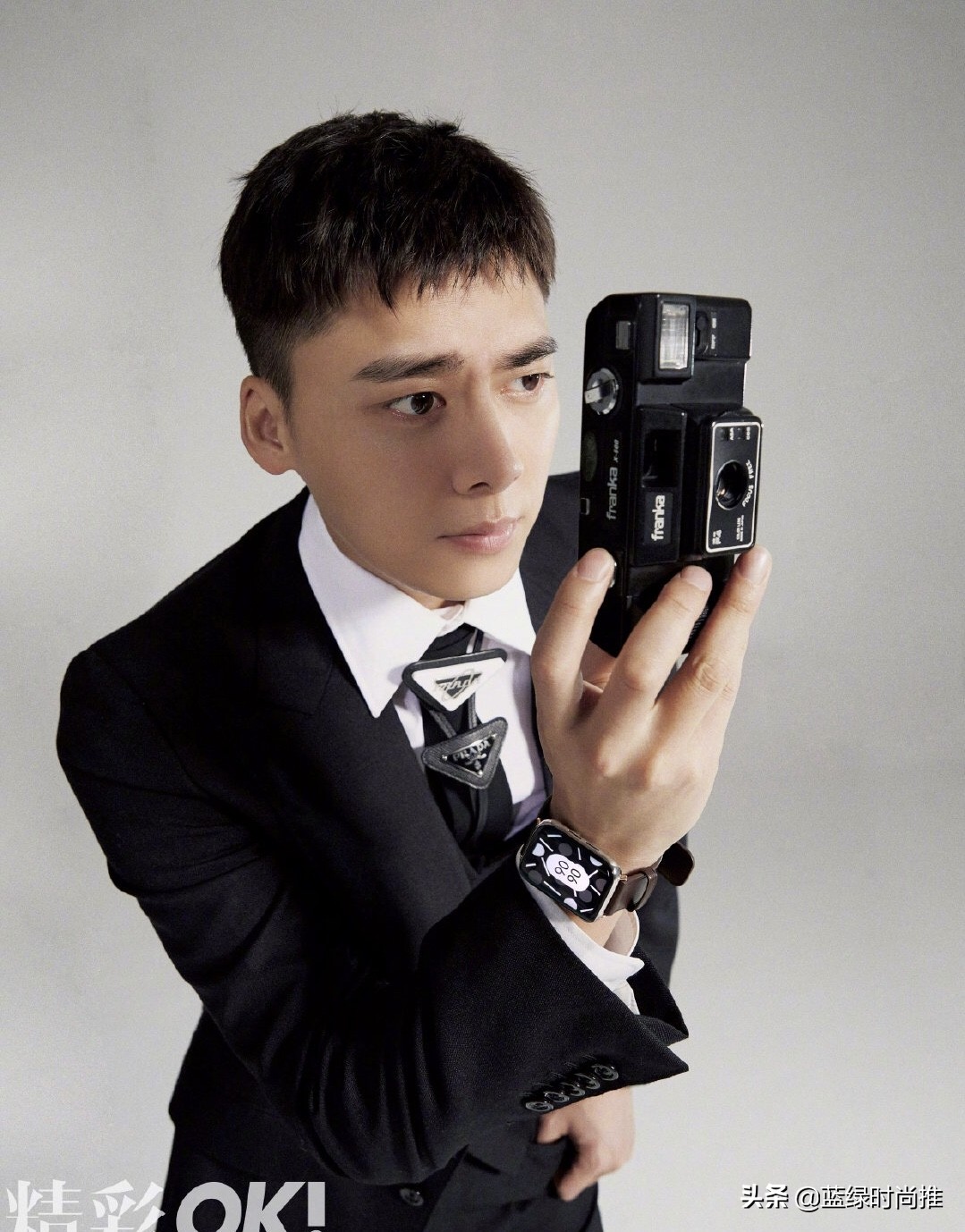 李易峰辨识度高,李易峰红衣造型竖屏