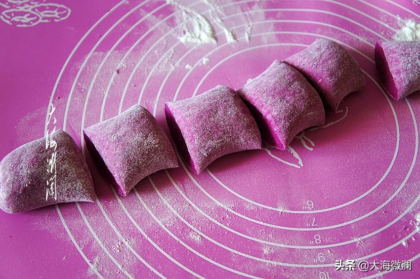 无麸质小米面粉馒头,早餐低脂牛奶和全麦馒头