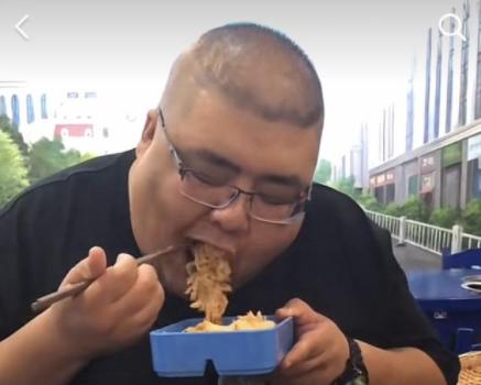 吃播泡泡龙意外去世，29岁体重320斤，生前脸上黑斑是早有预兆？