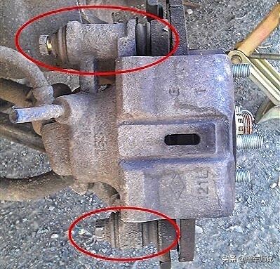 开车刹车突然咯噔一下,启动汽车时刹车踏板下沉怎么回事