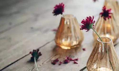 盐如人生：一勺盐，放进杯子里，会咸；撒进湖水里，会淡