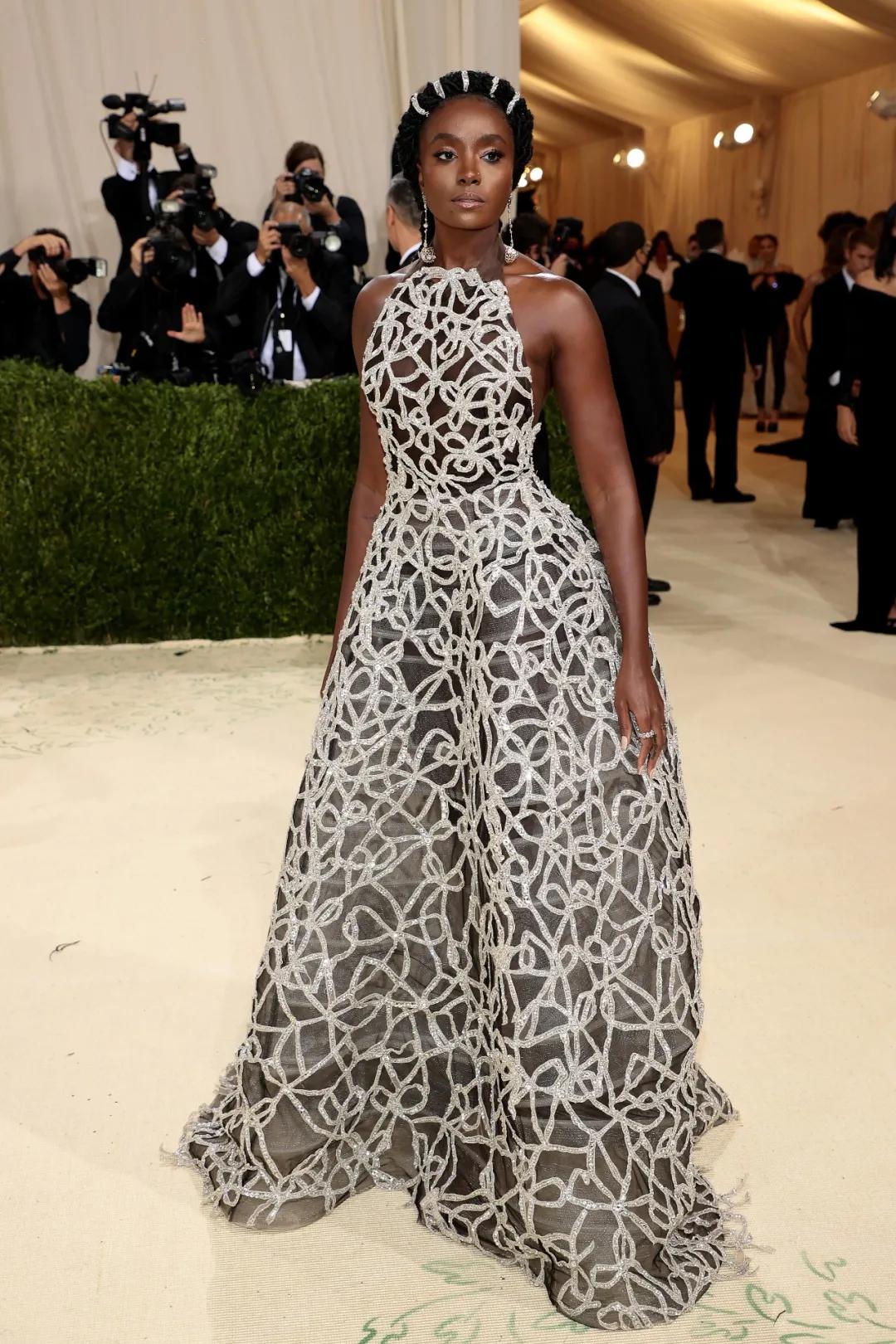 卡戴珊化身摄魂怪、碧梨赛白雪公主...今年METGALA妖魔鬼怪再出洞