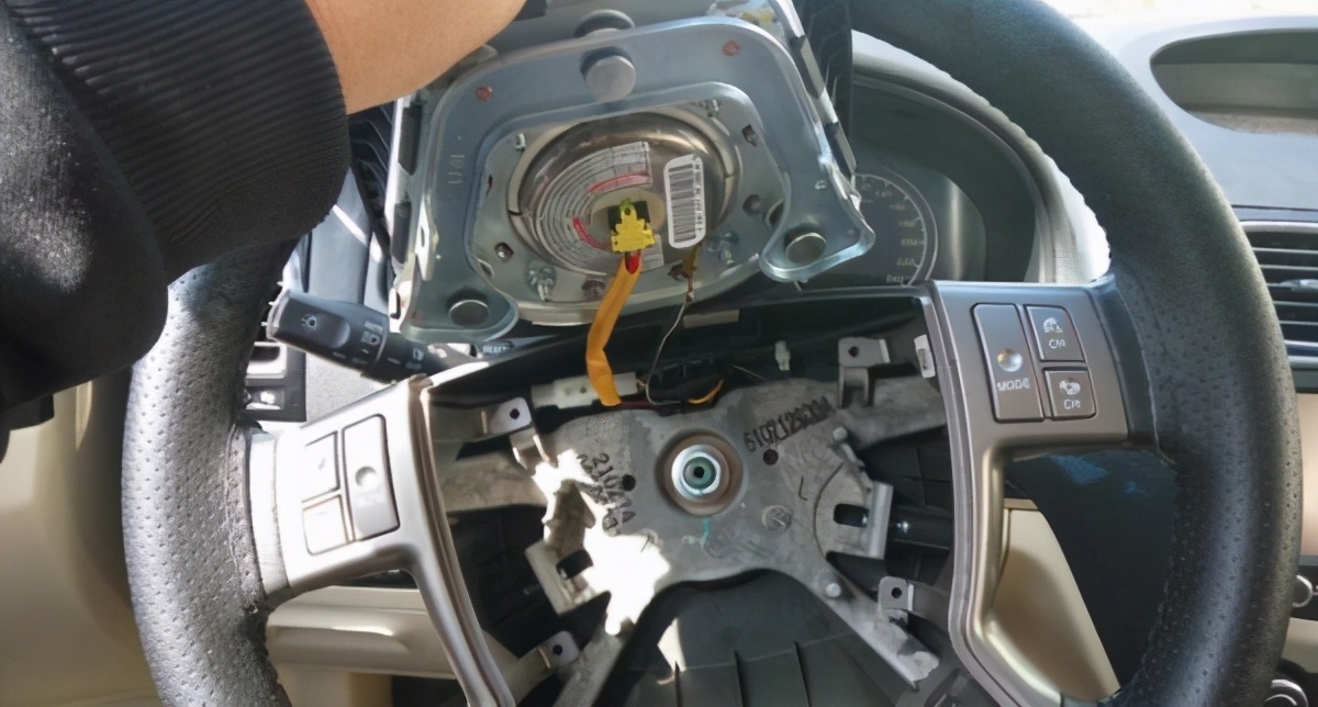 方向盘不正微偏怎么调整,方向盘不正微偏怎么调图解