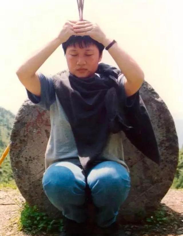 歌手李娜57岁了，出家前1月还在推广民族音乐，曾有两段悲伤恋情