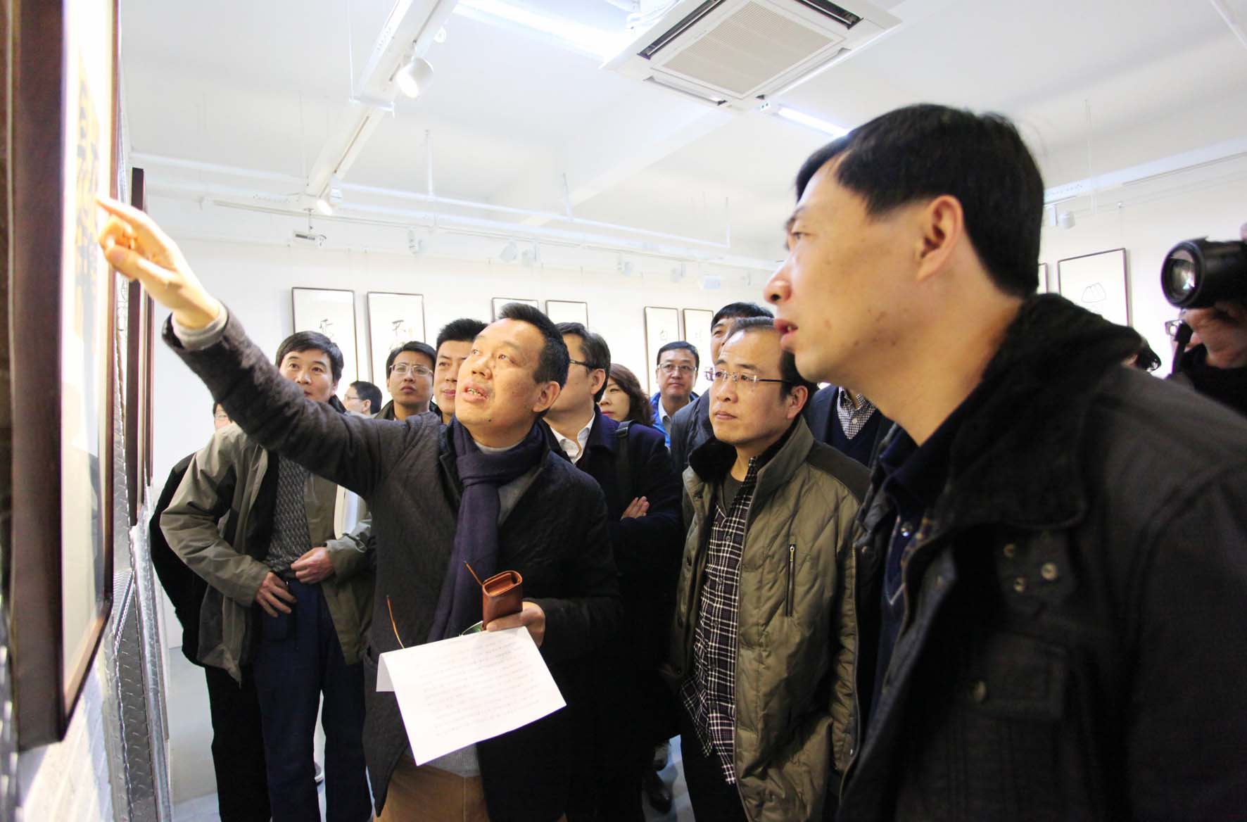 教授在美女身上练书法!专家:美女肉体美的,书法美的,作品大美