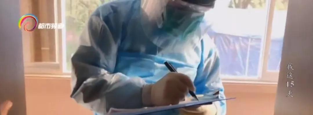 在机场和家人告别,在机场被救护车带走隔离的视频