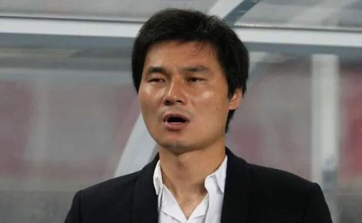 输球竟怪球衣颜色，四川球迷怒了！李毅大帝深夜道歉