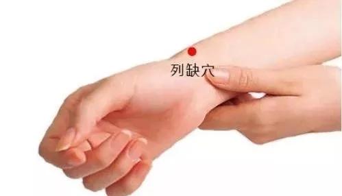 经常落枕要注意，起因、解决，这就告诉你