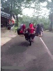 这突如其来的一字马，让我不厚道的笑了